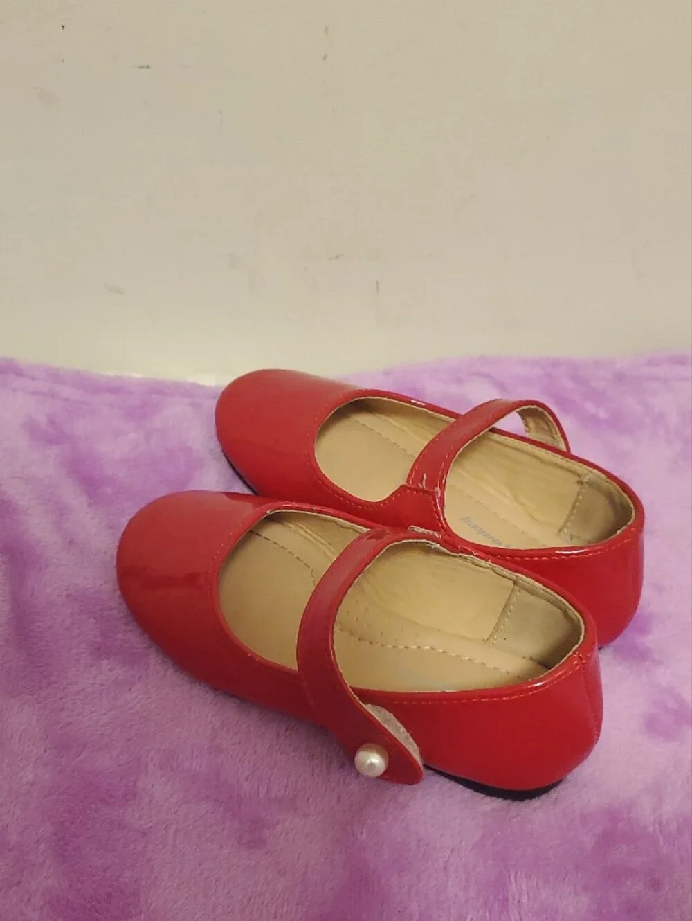 Red Girls' Mary Jane Flats - Classic Strap, Size 9 for Kids.